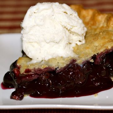 blueberry pie with ice cream
